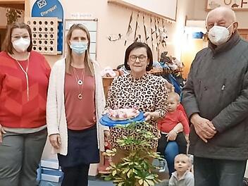 Glückwünsche zum Abschied, von links: Nadja Heinbuch (Verwaltungsleitung), Kathi Wendler (Kindergartenleiterin), Elisabeth Thierauf und Pfarrer i.R. Wolfgang Scherbel