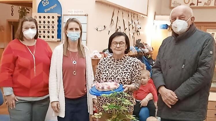 Glückwünsche zum Abschied, von links: Nadja Heinbuch (Verwaltungsleitung), Kathi Wendler (Kindergartenleiterin), Elisabeth Thierauf und Pfarrer i.R. Wolfgang Scherbel