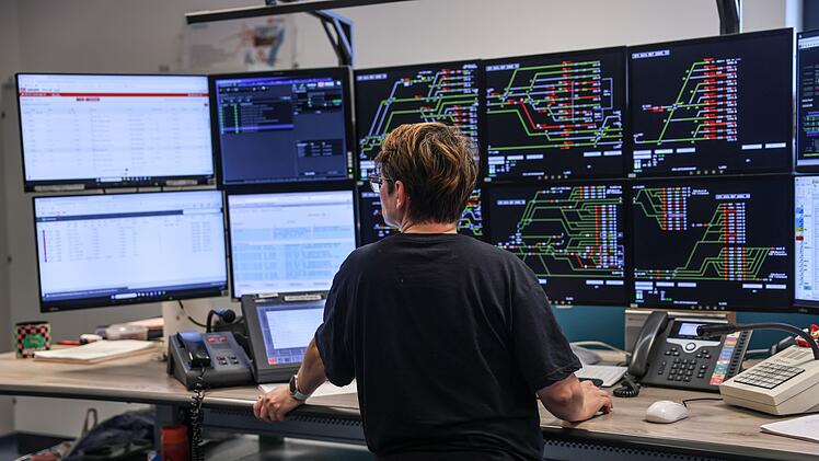 Elektronisches Stellwerk der Bahn in Köln