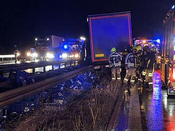 Lkw verliert palettenweise Bierkästen nach Unfall auf A6 - es kam zu längeren Staus Lkw verliert palettenweise Bierkästen nach Unfall auf A6 - es kam zu längeren Staus