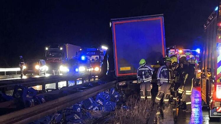 Lkw verliert palettenweise Bierk&auml;sten nach Unfall auf A6 - es kam zu l&auml;ngeren Staus