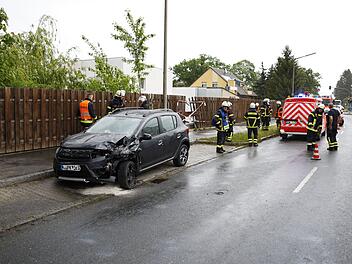 Fahrer (62) kollidiert mit zwei Autos und kracht in Zaun - zwei Verletzte