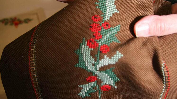 Noch ein letzter Stich, dann ist der Tischläufer fertig: Ada Kanehl achtet peinlich genau darauf, dass auch wirklich jeder Stich dem anderen gleicht. "Das haben wir damals noch in der Schule gelernt", erzählt sie und kann auch die Rückseite sehen lassen.