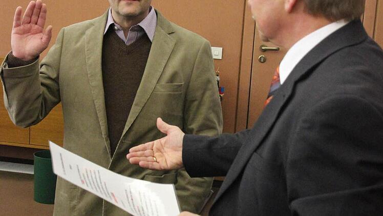 Michael Hennings (SPD) wurde als neues Stadtratsmitglied von Bürgermeister Wolfgang Beiergrößlein vereidigt. Hennings ist Nachfolger des verstorbenen Matthias Horner.