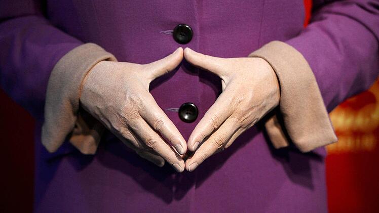Die Hände von Bundeskanzlerin Angela Merkel in der typischen Rautenhaltung haben fast schon Kultstatus erreicht. Foto: Jens Kalaene Foto: dpa