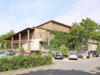 Das Areal an der Obermain-Therme, auf dem heute noch das alte Hallenbad steht, ist als Standort für ein Hotel vorgesehen. Foto: Matthias Einwag