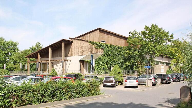 Das Areal an der Obermain-Therme, auf dem heute noch das alte Hallenbad steht, ist als Standort für ein Hotel vorgesehen. Foto: Matthias Einwag