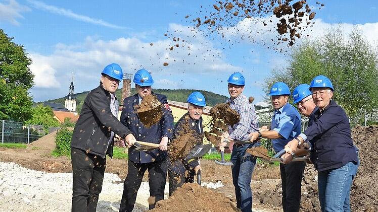 Pretzfelds Bürgermeistein Rose Stark (r.) macht mit beim Spatenstich für das neue Gerätehaus.  Foto: Roppelt