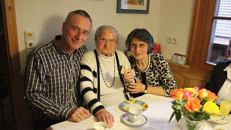 Anna Fößel mit Sohn Gerfried und Tochter Hildegund  Foto: Friedwald Schedel
