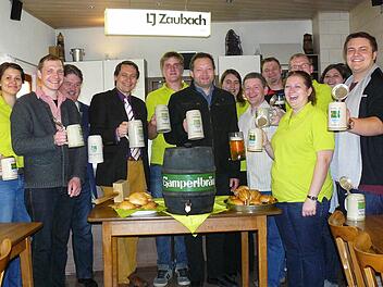 Mit dem traditionellen Bieranstich ist am vergangenen Sonntag bereits auf das 50-jährige Gründungsfest der Landjugend Zaubach eingestimmt worden. Und neben einer Maß Gampertbräu durften die Bratwürste der Landmetzgerei Schüßler im Brötchen der Bäckerei Dumler genossen werden. Unser Bild zeigt (von links) Katja Hildner, Kreisrat Martin Baumgärtner, Landrat Klaus Peter Söllner, Stadtsteinachs Bürgermeister und Schirmherr der Festtage Roland Wolfrum, Festausschuss-Vorsitzenden Oliver Baumgärtner...