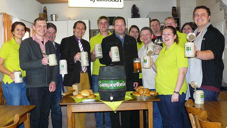 Mit dem traditionellen Bieranstich ist am vergangenen Sonntag bereits auf das 50-jährige Gründungsfest der Landjugend Zaubach eingestimmt worden. Und neben einer Maß Gampertbräu durften die Bratwürste der Landmetzgerei Schüßler im Brötchen der Bäckerei Dumler genossen werden. Unser Bild zeigt (von links) Katja Hildner, Kreisrat Martin Baumgärtner, Landrat Klaus Peter Söllner, Stadtsteinachs Bürgermeister und Schirmherr der Festtage Roland Wolfrum, Festausschuss-Vorsitzenden Oliver Baumgärtner...