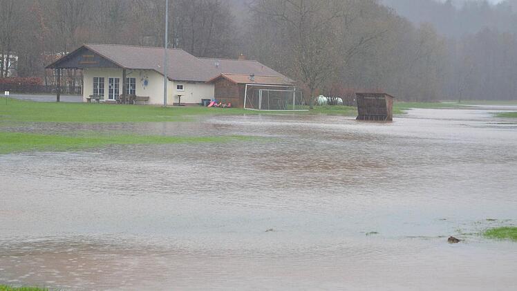 In Oberwohlsbach dient der Sporplatz als Flutüberleiter.