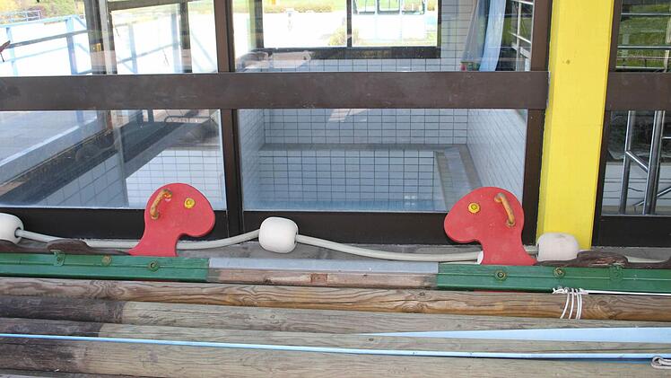 Auch die Spielgeräte bekommen eine Verjüngungskur. Bis Mitte Mai haben die fleißigen Arbeitskräfte noch alle Hände voll zu tun.