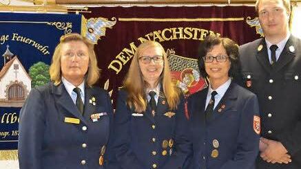 Ehrungen gab es bei der Wollbacher Feuerwehr. Unser Bild zeigt von links Vorsitzende Birgit Below, Marina Below, Stellvertretende Vorsitzende Monika Brandl und Kommandant Thomas Geiss. Fotos: Nicolas Thoma