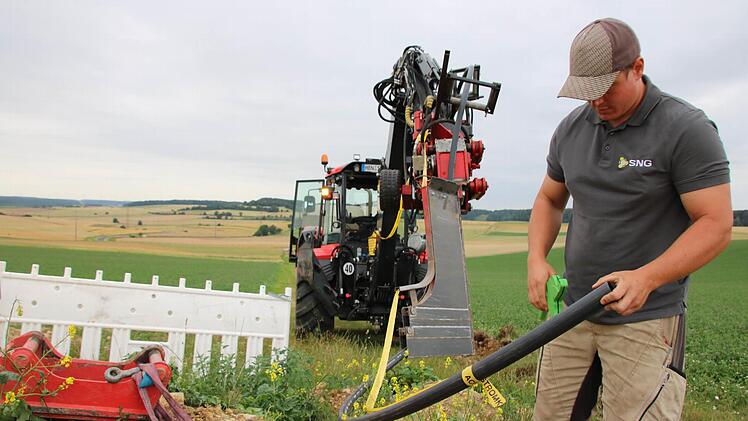 Benjamin Risch pflügt das Lehrrohr für das Glasfaserkabel ein. Foto: Ralf Ruppert
