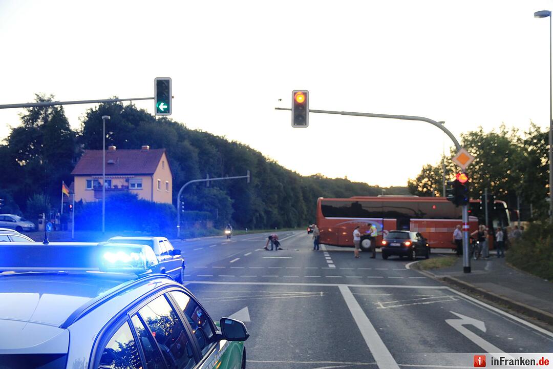 Bus missachtet Rotlicht - Rollerfahrer bei Kollision schwer verletzt