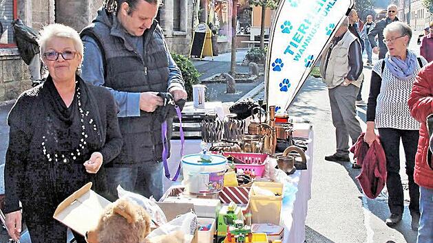 Ingeborg Ertel (links) hoffte auf gute Gesch&auml;fte, denn das Tierheim Wannigsm&uuml;hle braucht jeden Euro.  Foto: Dieter Britz