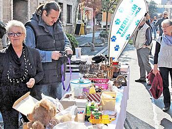 Ingeborg Ertel (links) hoffte auf gute Geschäfte, denn das Tierheim Wannigsmühle braucht jeden Euro.  Foto: Dieter Britz