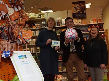 Annemarie Fell, Bürgermeister Armin Warmuth und Gabi Jabeur-Holtmann werben für den Fairtrade-Gedanken. Foto: Arkadius Guzy