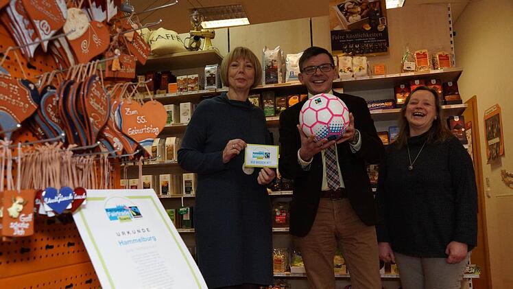 Annemarie Fell, Bürgermeister Armin Warmuth und Gabi Jabeur-Holtmann werben für den Fairtrade-Gedanken. Foto: Arkadius Guzy