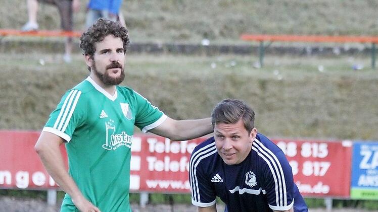 Lutz Reinhold (l.) tröstet Roland Beck.