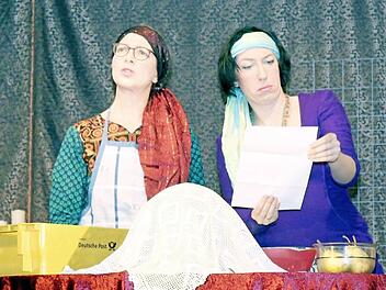 Die beiden Schwestern lesen heimlich fremde Briefe und nutzen dieses Wissen dann beim angeblichen Befragen ihrer Glaskugel. Foto: Richard Sänger
