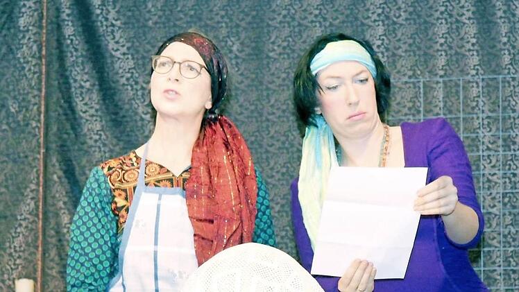 Die beiden Schwestern lesen heimlich fremde Briefe und nutzen dieses Wissen dann beim angeblichen Befragen ihrer Glaskugel. Foto: Richard Sänger