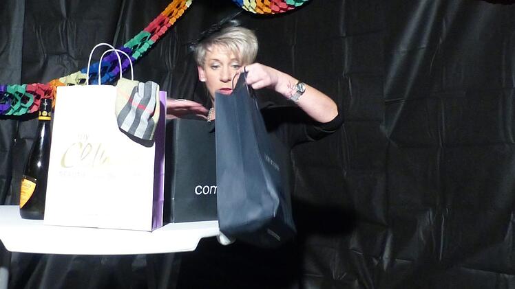 Manuela Walz im Einkaufsrausch sorgte mit ihrem Vortrag für die nötigen Lachsalven und erntete Beifall auf offener Szene.