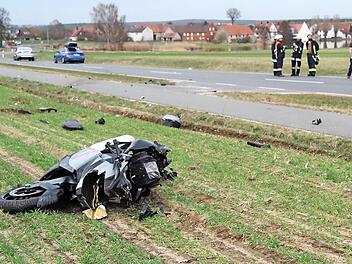 Das Motorrad des t&ouml;dlich verletzten 62-J&auml;hrigen wurde auf eine Wiese geschleudert. Fotos: Richard S&auml;nger
