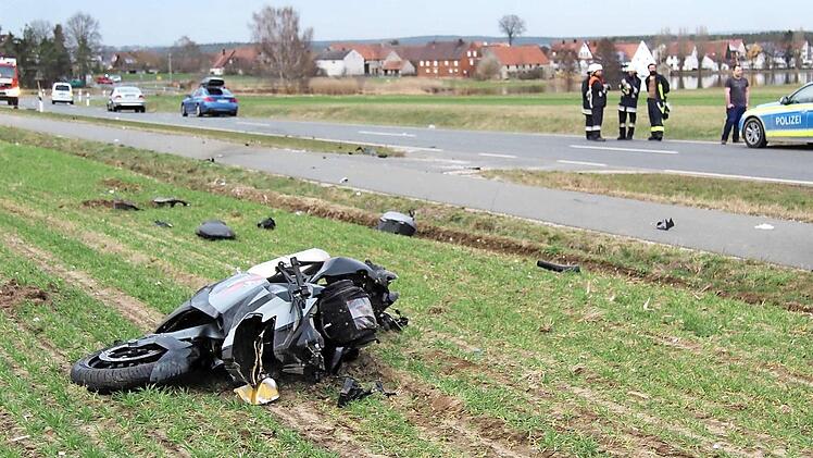 Das Motorrad des t&ouml;dlich verletzten 62-J&auml;hrigen wurde auf eine Wiese geschleudert. Fotos: Richard S&auml;nger