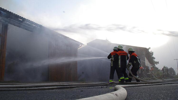 Die Feuerwehren beim Löschen des Scheunenbrandes. Foto: Marco Meißner