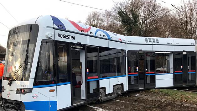 Mitten auf der Fahrbahn kam die Stra&szlig;enbahn in Bochum zum stehen. Zuvor hatte sie ein Autotransport aus den Gleisen gehoben. Foto: Polizei Bochum