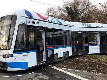 Mitten auf der Fahrbahn kam die Stra&szlig;enbahn in Bochum zum stehen. Zuvor hatte sie ein Autotransport aus den Gleisen gehoben. Foto: Polizei Bochum