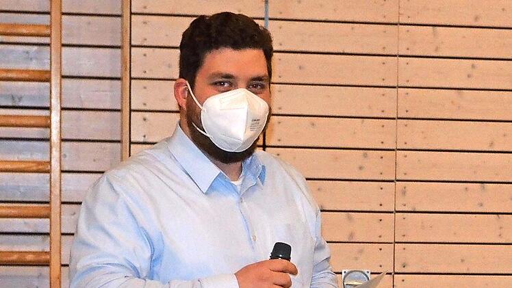 Als Nachrücker für Gabi Jahn wird Nureddin Suzan (SPD/Grüne) im Gemeinderat durch Bürgermeister Martin Finzel vereidigt.