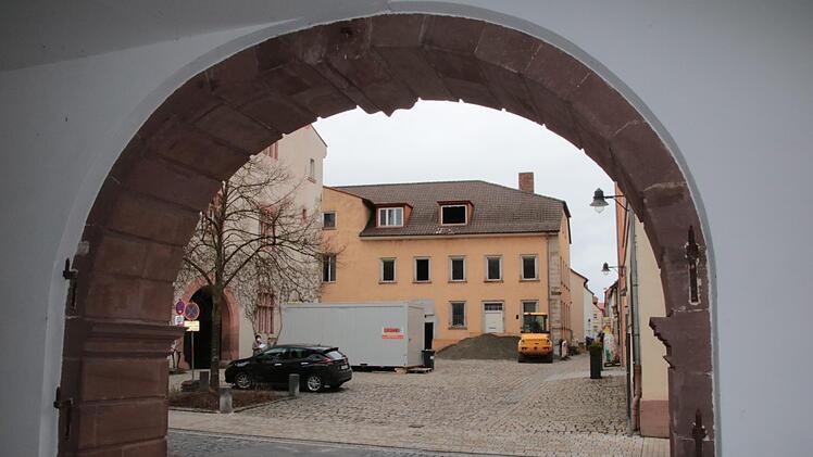 Ein riesiger Kran auf dem Buttenmarkt soll die Baustelle erschließen.