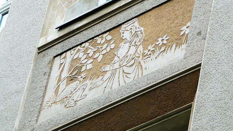 Märchenszenen schmücken die Fassade der Heilig-Kreuz-Schule neben dem Haupteingang.Foto. Jochen Berger