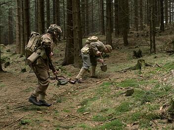 Haben die Nazis geraubte Schätze vergraben? Nach dem Krieg ist eine US-Sondereinheit in einem Wald in der damaligen Tschechoslowakei auf der Suche nach dem vermeintlichen Nazi-Schatz.