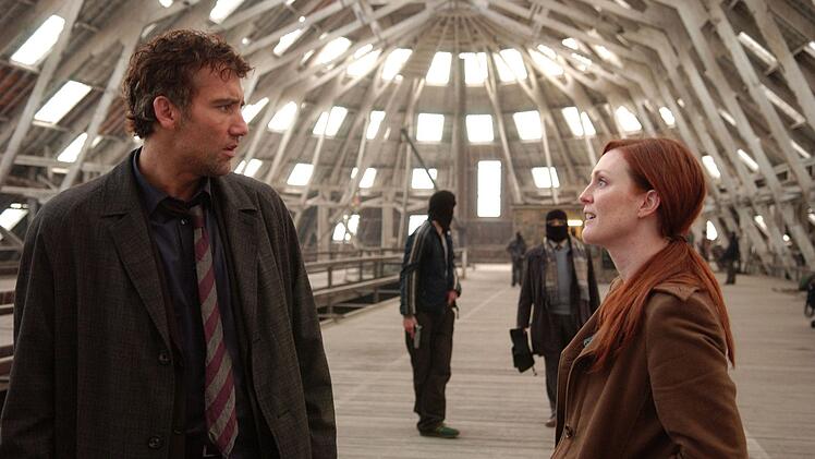 Theo (Clive Owen) und Julian (Julianne Moore) waren mal ein Paar und treffen sich f&uuml;r einen brisanten Auftrag wieder.