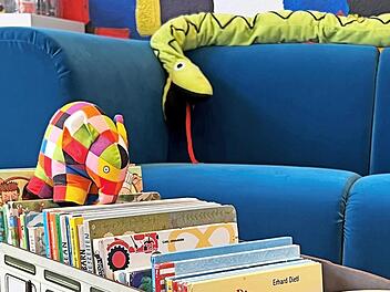 In der Stadtbibliothek wird traditionell um das knallblaue Lesesofa herum vorgelesen.