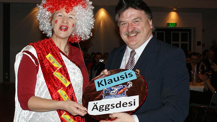 Birgit Obermaier beglückt Landrat Klaus Peter Söllner.