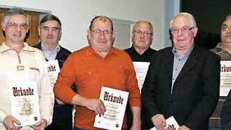 Ehrungen für 40 und 50 Jahre Vereinsmitgliedschaft (von links): Helmut Bernhard, Arnd Ziegler, Walter Wiesner, Lorenz Kimmel, Karl-Heinz Rüttiger, Helmut Kessler, Josef Kehm und Rainer Breitenbach