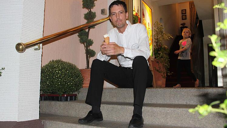Luigi Toffoli arbeitet in Lichtenfels im elterlichen Eiscafé. Foto: Markus Häggberg