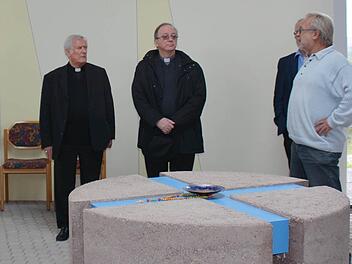 Der Würzburger Diözesanbischof Dr. Friedhelm Hofmann (links) hat den Verein Autobahnkirche A 71 mit einer Spende von 10 000 Euro bedacht. Ralf Luther sagte ihm im Namen des gesamten Vereins Autobahnkirche A 71 Danke. In der Mitte generalvikar Thomas Keßler. Foto: Hann Friedrich