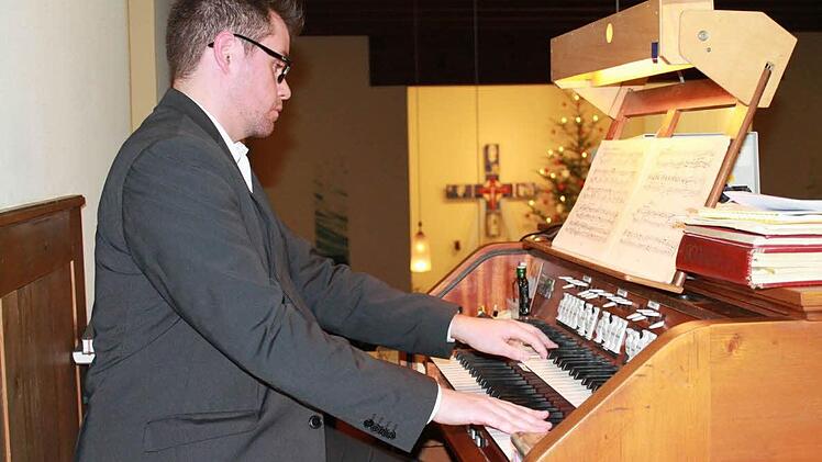 Uwe Thoma, seit 2005 Organist in Wickendorf, spielte an der Steinmeyer-Orgel und führte durch das Programm.