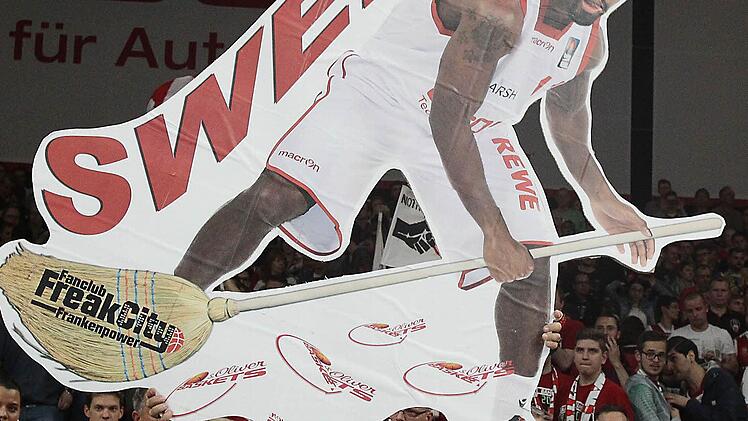 Die Bamberger Fans waren vorbereitet und feierten den schnellen Einzug ins Halbfinale nach nur drei Spielen. Foto: sportpress