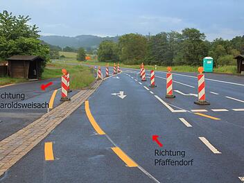 Das "Malheur" ist nach Aussage der Polizei behoben. Die weißen Richtungspfeile, die hier noch entgegen der Fahrspur zu sehen sind, sind "durchgeixt."  Foto: Helmut Will