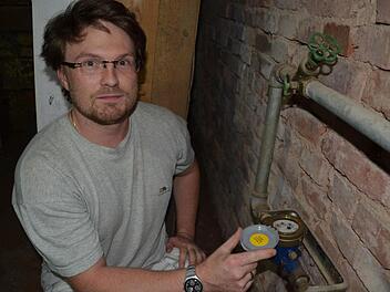 David Groß hat in seinem Haus in Stralsbach einen alten Wasserzähler, der rechtlich gesehen noch bis Ende 2018 betrieben werden darf. Doch die Gemeinde möchte stattdessen einen funkbetriebenen Zähler einbauen. Foto: Kathrin Kupka-Hahn