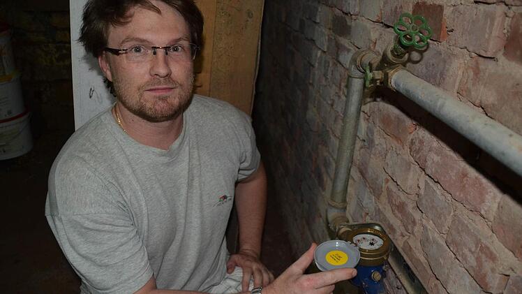 David Groß hat in seinem Haus in Stralsbach einen alten Wasserzähler, der rechtlich gesehen noch bis Ende 2018 betrieben werden darf. Doch die Gemeinde möchte stattdessen einen funkbetriebenen Zähler einbauen. Foto: Kathrin Kupka-Hahn