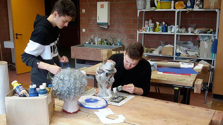 Alle Hände voll zu tun haben in diesen Tagen Lukas Gunkel (rechts) und Kilian Schaab. Sie sind unter anderem für Technik, Requisite und Bühnenbau zuständig. Das muss jeder Griff sitzen. Foto: Rolf Pralle