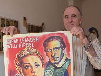 Jockel Müller zeigt ein Filmplakat mit Zarah Leander. Fotos: Rainer Lutz